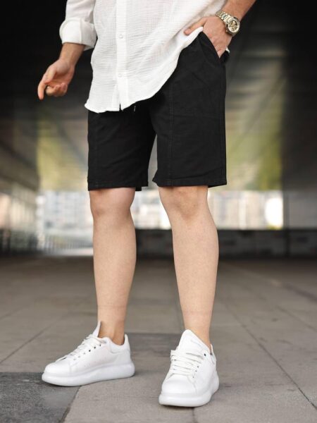 Muški laneni šorts relaxed fit kroja u casual summer stilu sa elastičnim pojasom i učkurom.