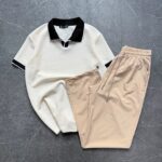 Muški polo komplet sa teksturiranom majicom i laganim pantalonama u elegantnom casual stilu.