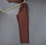 Muške prugaste pantalone sa elastičnim pojasom i modernim slim fit krojem za svakodnevno nošenje.