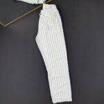 Muške prugaste pantalone sa elastičnim pojasom i modernim slim fit krojem za svakodnevno nošenje.