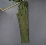 Muške prugaste pantalone sa elastičnim pojasom i modernim slim fit krojem za svakodnevno nošenje.