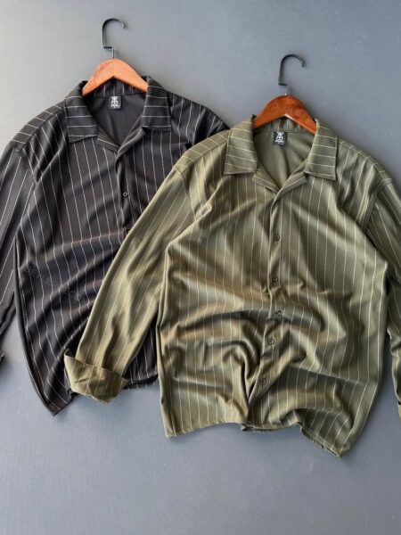Set od 2 muške prugaste košulje dugih rukava sa vertikalnim prugama
